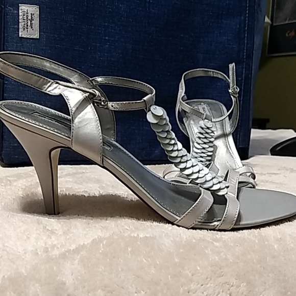 Bandolino heels with shell accents - Picture 2 of 3